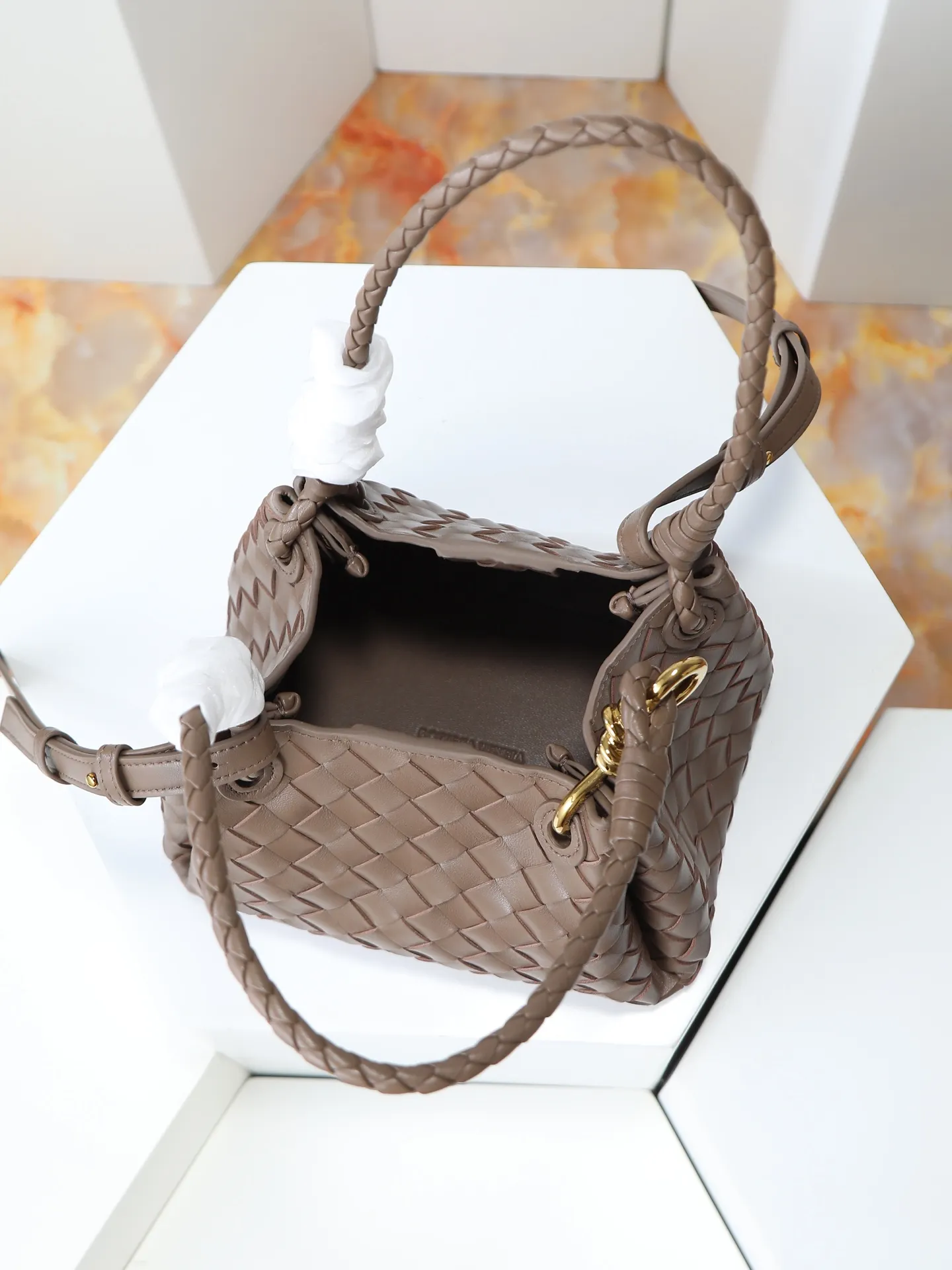 1250. Home B has a new product! Andiamo combines archive parachute handbags to inherit retro elements and integrate modern trends. The same style as Shu Qi's Night in Beijing. It is a continuation of the classic bag. It has three functions: hand carry, shoulder and cross-body. It is embellished with metal brass knot buckles. It is small and has an amazing capacity. It can easily hold all kinds of daily necessities with a box, sunglasses, small bottle, water powder, charger, and the upper body is versatile. Style number: 796569 Size: 21*17*16.5cm